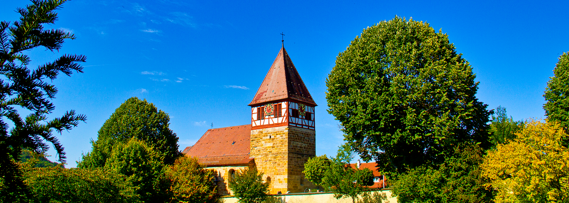 Sommerliches Foto der katholischen Kirche St. Michael in Weiler in den Bergen